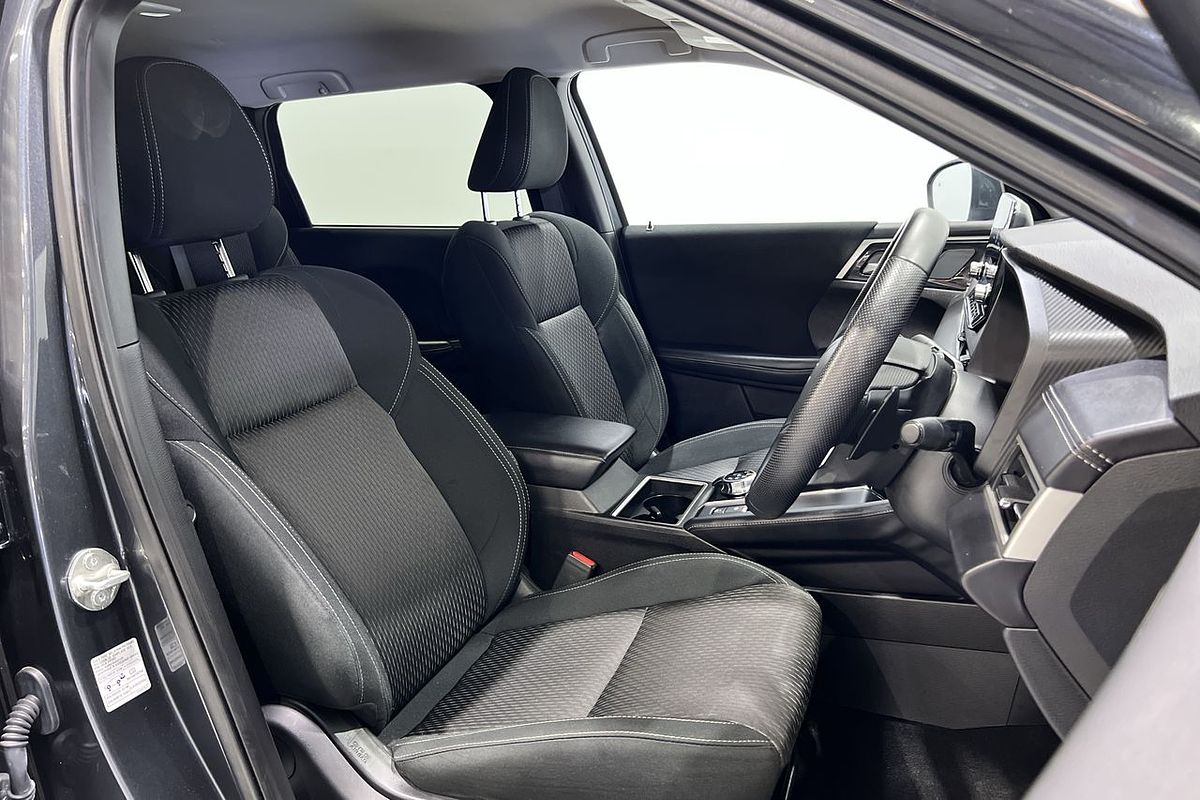2023 Mitsubishi Outlander LS Black Edition ZM