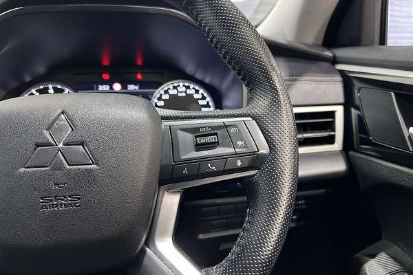 2023 Mitsubishi Outlander LS Black Edition ZM