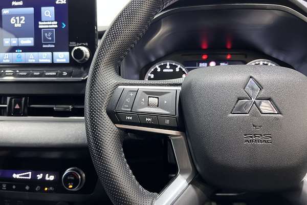 2023 Mitsubishi Outlander LS Black Edition ZM
