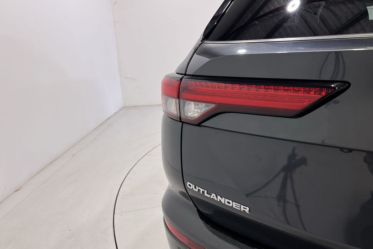 2023 Mitsubishi Outlander LS Black Edition ZM