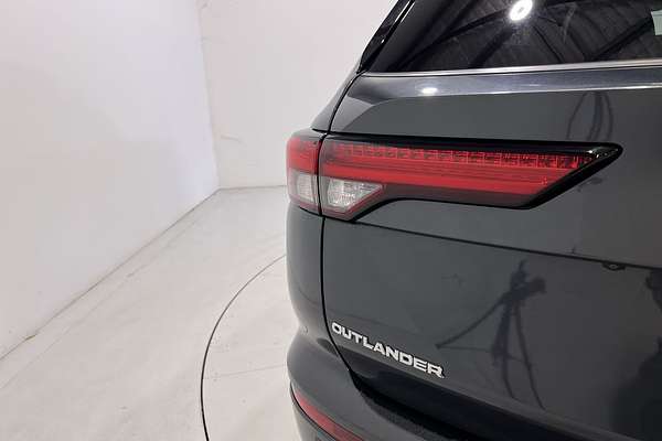 2023 Mitsubishi Outlander LS Black Edition ZM