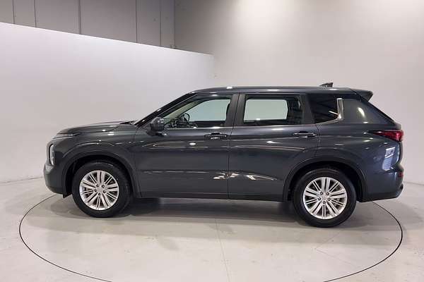 2023 Mitsubishi Outlander LS Black Edition ZM