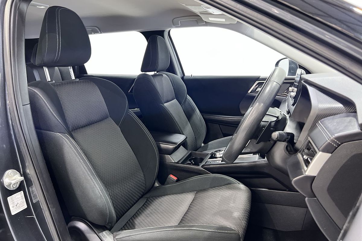 2023 Mitsubishi Outlander LS Black Edition ZM
