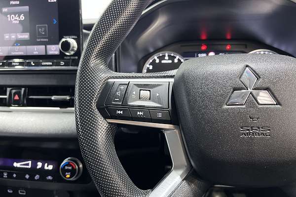 2023 Mitsubishi Outlander LS Black Edition ZM