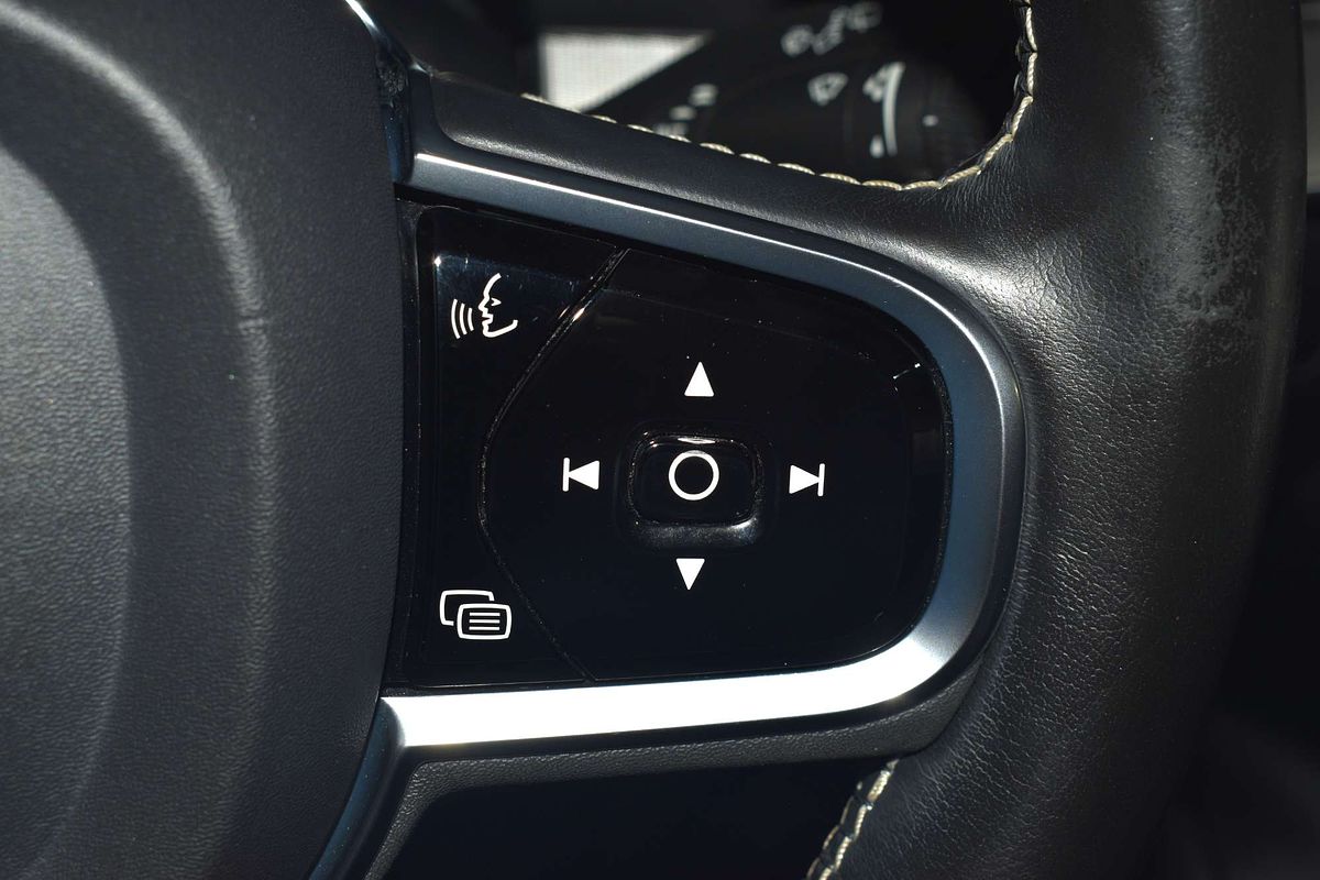 2020 Volvo XC90 T6 R-Design