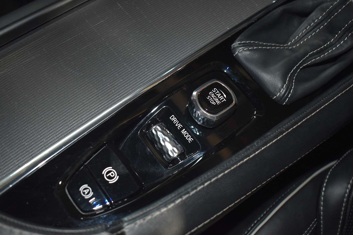 2020 Volvo XC90 T6 R-Design