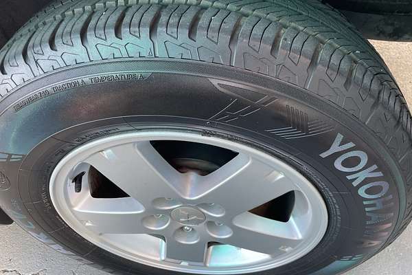 2011 Mitsubishi Outlander LS ZH