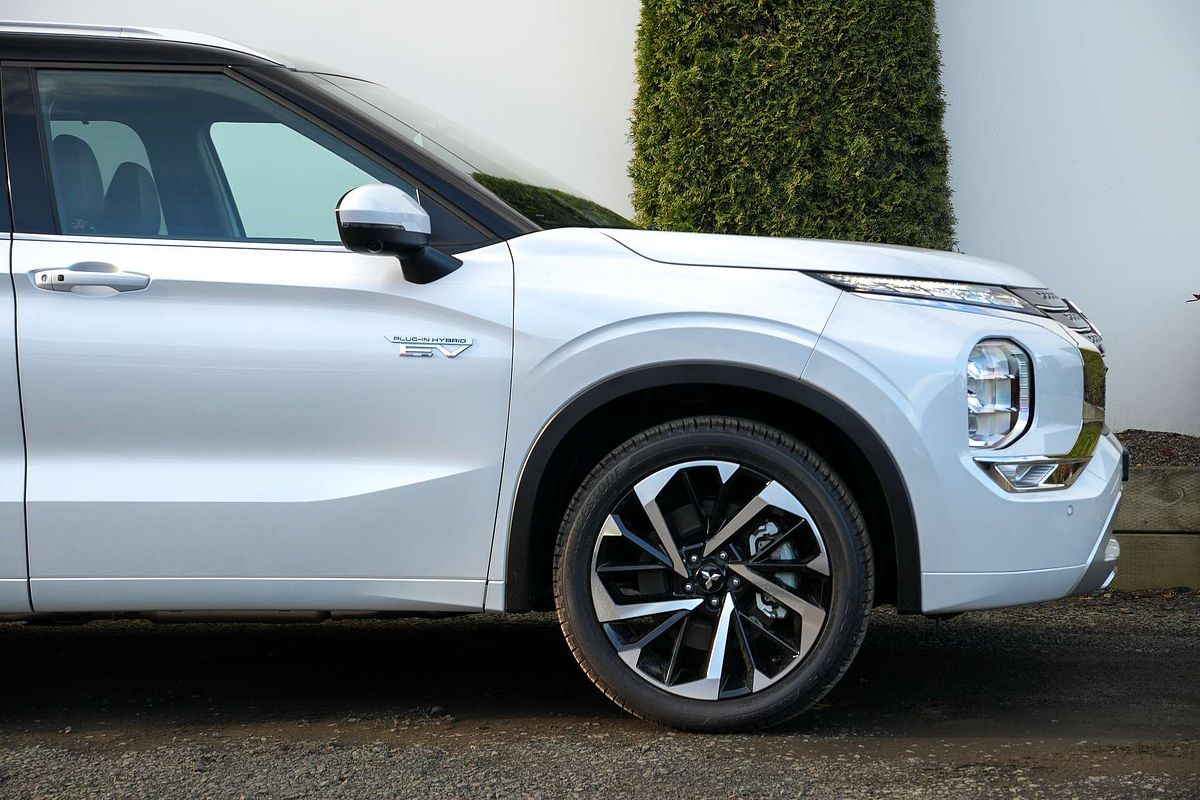 2025 Mitsubishi Outlander PHEV Exceed Tourer ZM
