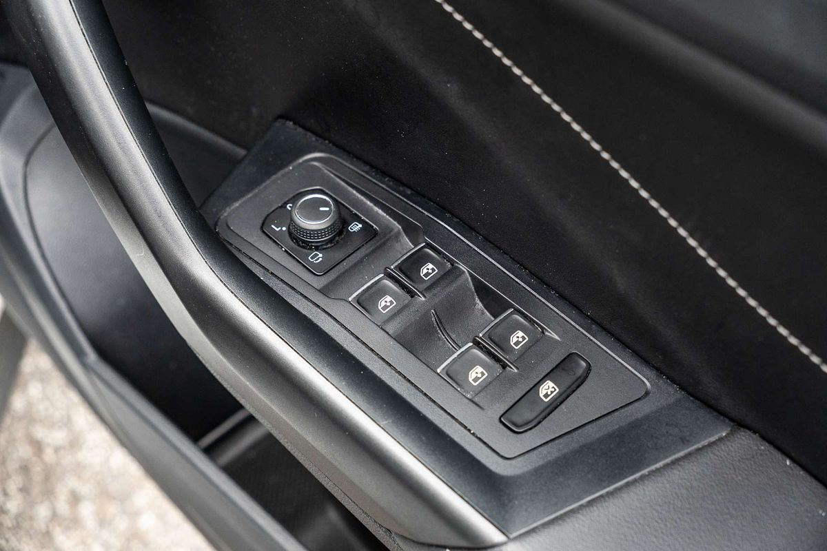 2022 Volkswagen T-Roc 140TSI R-Line D11