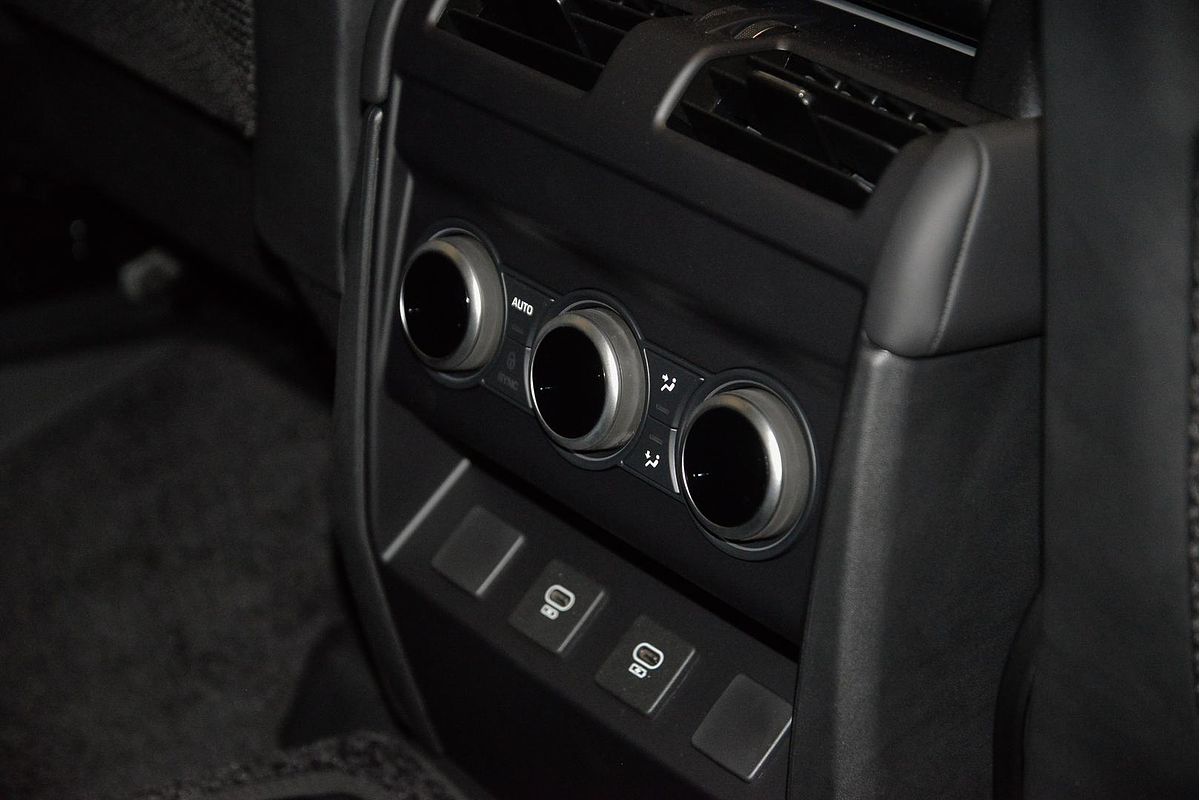 2025 Land Rover Defender 130 P500 V8 L663