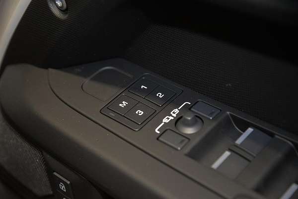 2025 Land Rover Defender 110 D350 X-Dynamic SE L663