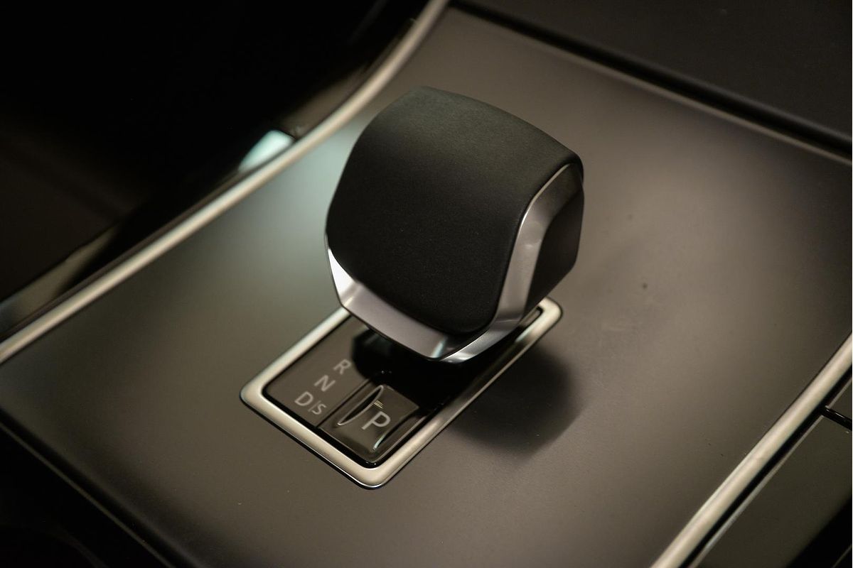 2024 Land Rover Range Rover Velar P250 Dynamic SE L560