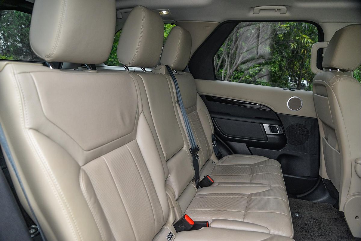 2020 Land Rover Discovery SD6 SE Series 5
