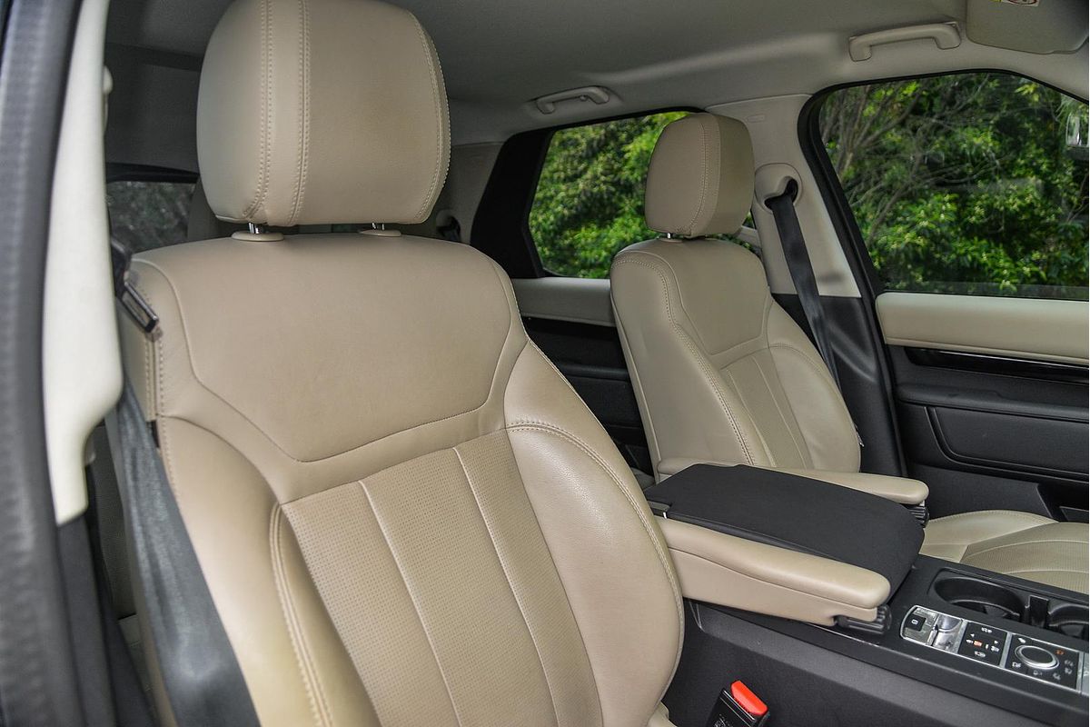 2020 Land Rover Discovery SD6 SE Series 5