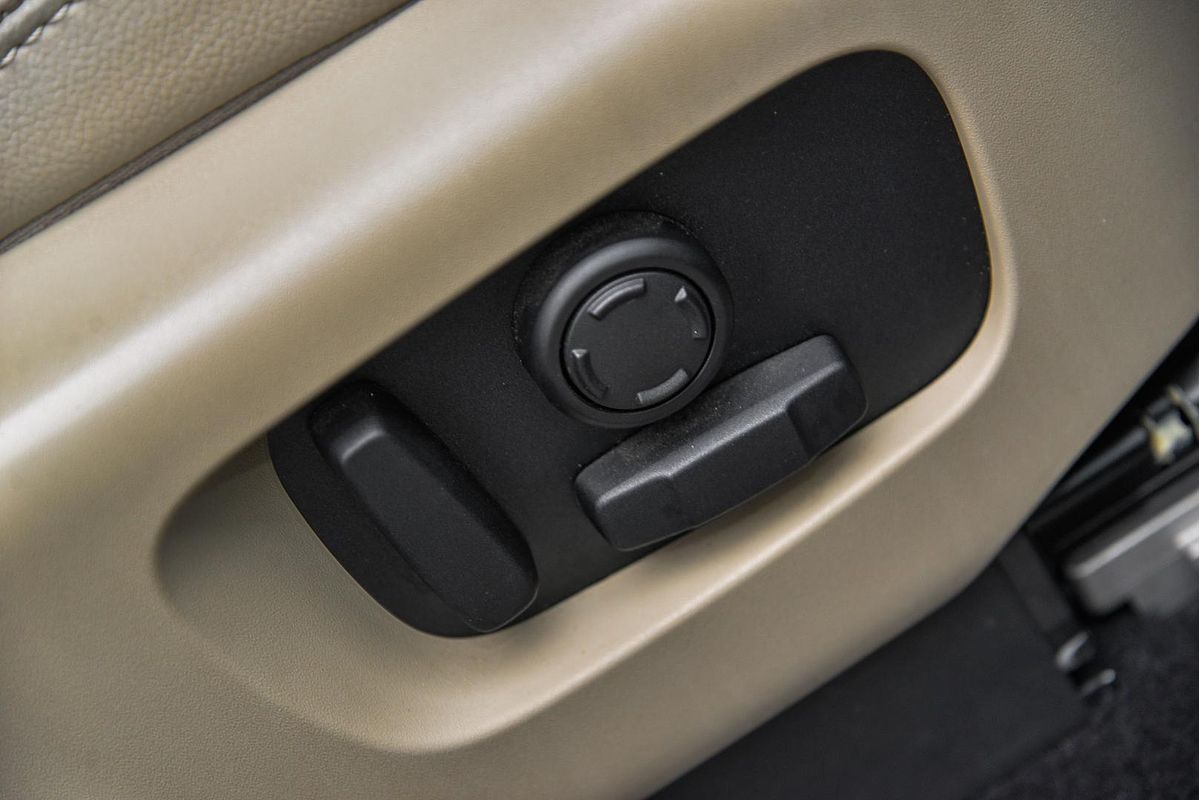 2020 Land Rover Discovery SD6 SE Series 5