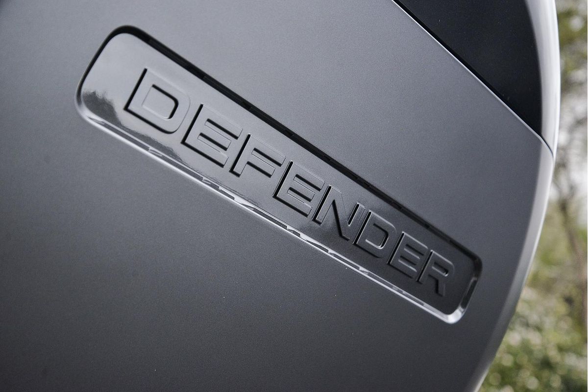 2025 Land Rover Defender 130 D350 X-Dynamic SE L663