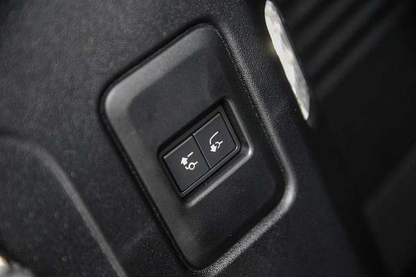 2025 Land Rover Defender 130 D350 X-Dynamic SE L663