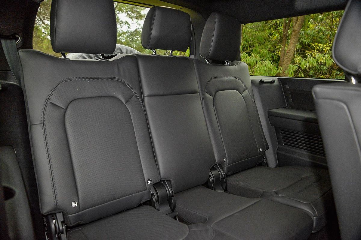 2025 Land Rover Defender 130 D350 X-Dynamic SE L663