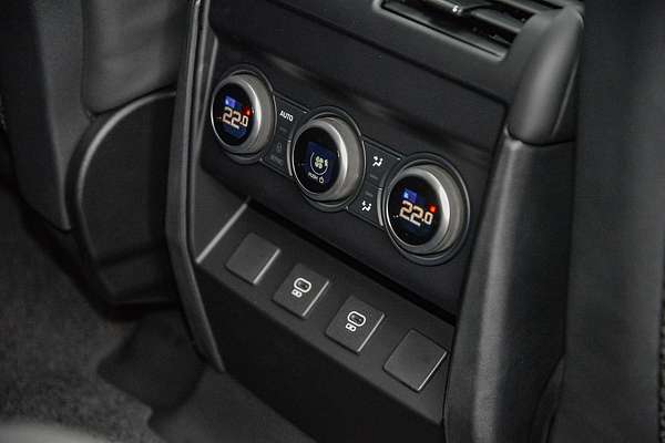 2025 Land Rover Defender 130 D350 X-Dynamic SE L663