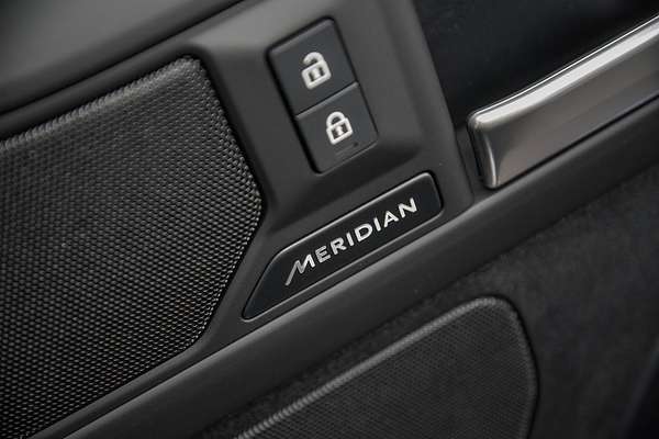 2025 Land Rover Defender 130 D350 X-Dynamic SE L663