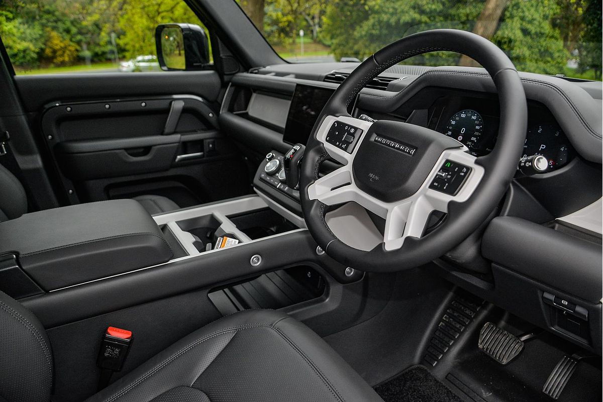 2025 Land Rover Defender 130 D350 X-Dynamic SE L663
