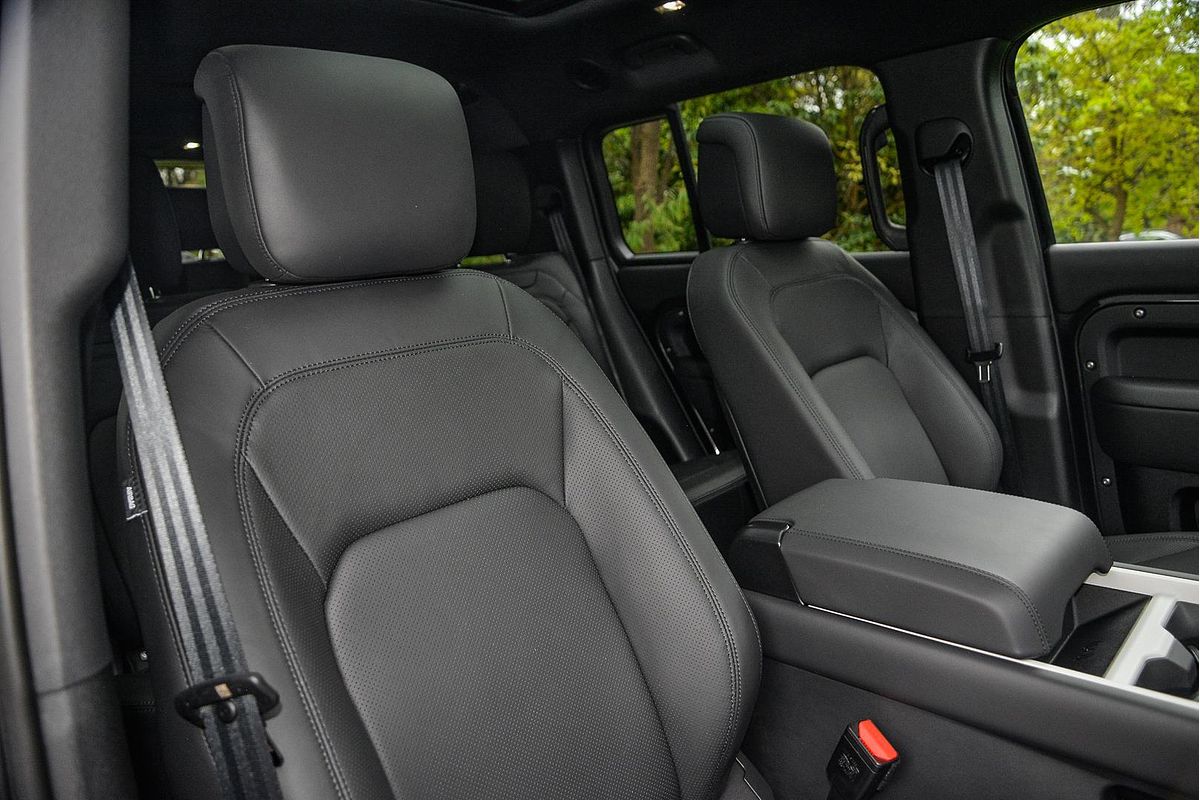 2025 Land Rover Defender 130 D350 X-Dynamic SE L663