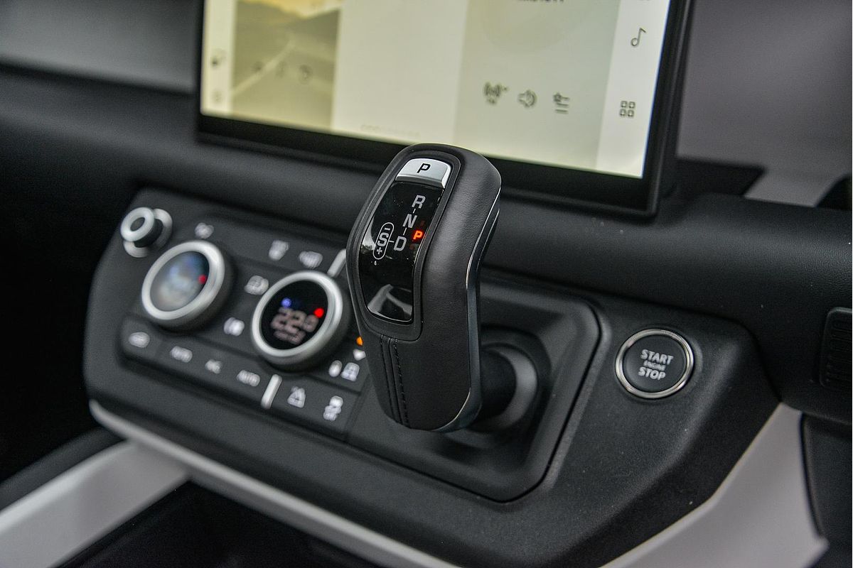 2025 Land Rover Defender 130 D350 X-Dynamic SE L663