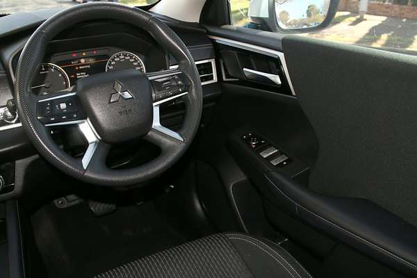 2022 Mitsubishi Outlander ES ZM