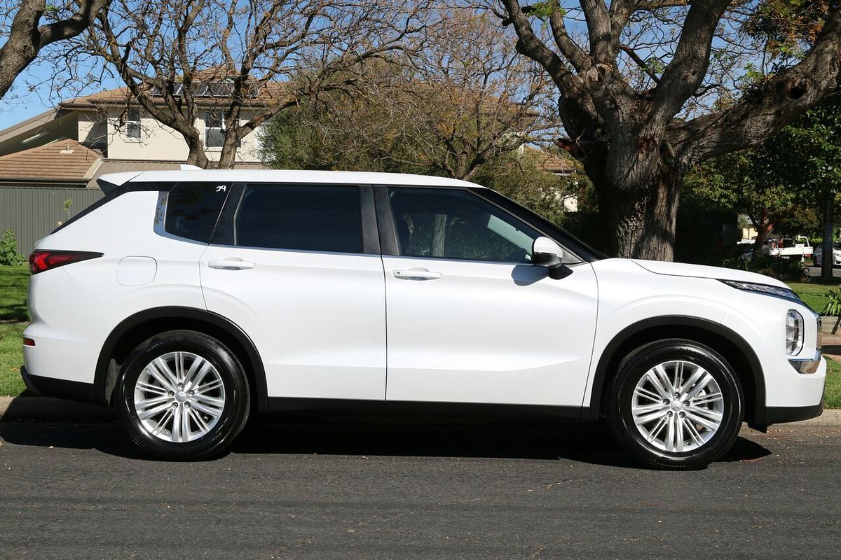 2022 Mitsubishi Outlander ES ZM