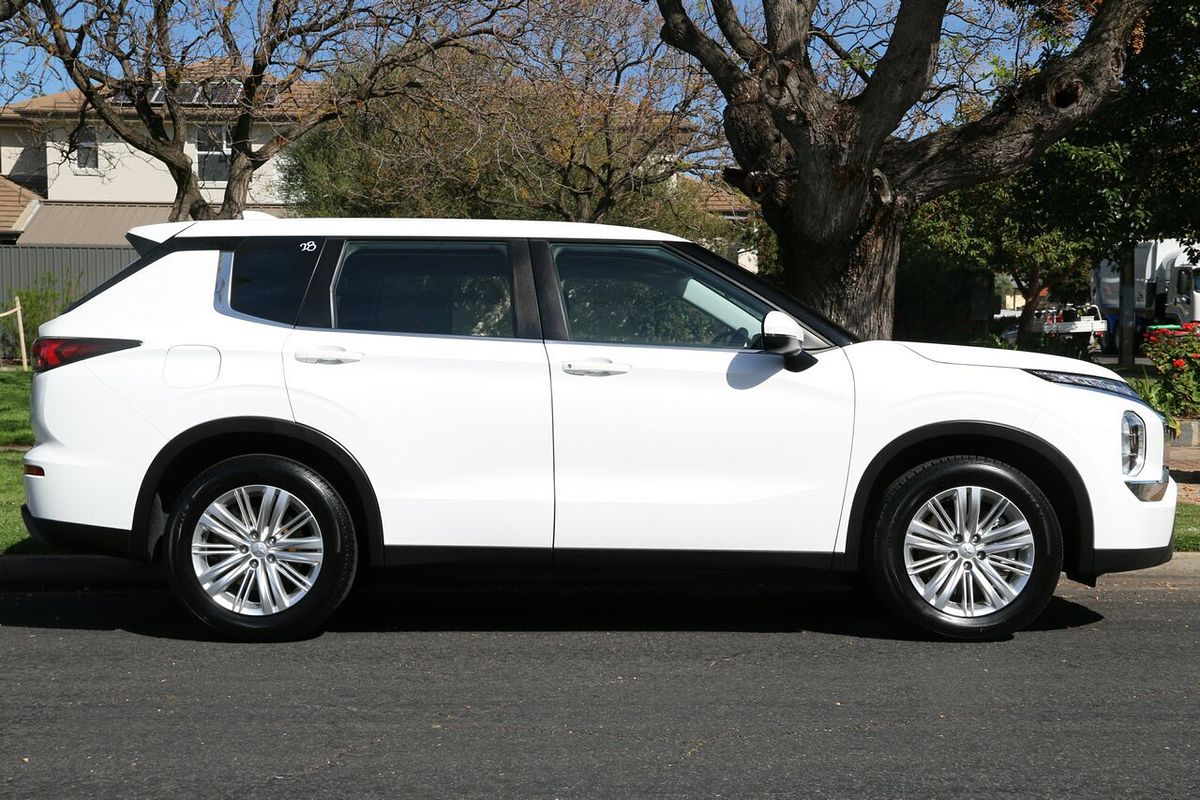 2022 Mitsubishi Outlander ES ZM