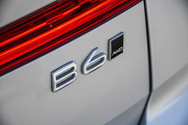 2021 Volvo XC60 B6 R-Design