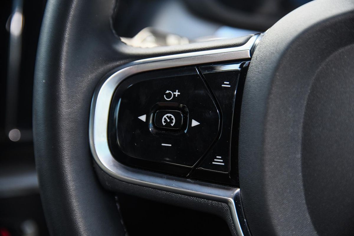 2021 Volvo XC60 B6 R-Design