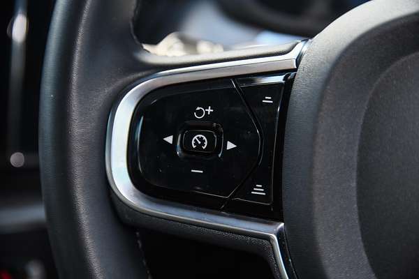 2021 Volvo XC60 B6 R-Design