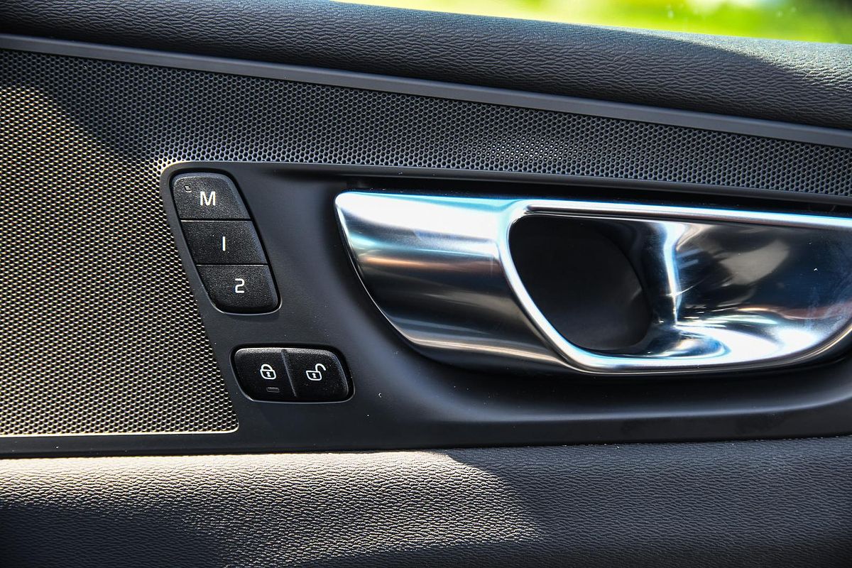 2021 Volvo XC60 B6 R-Design