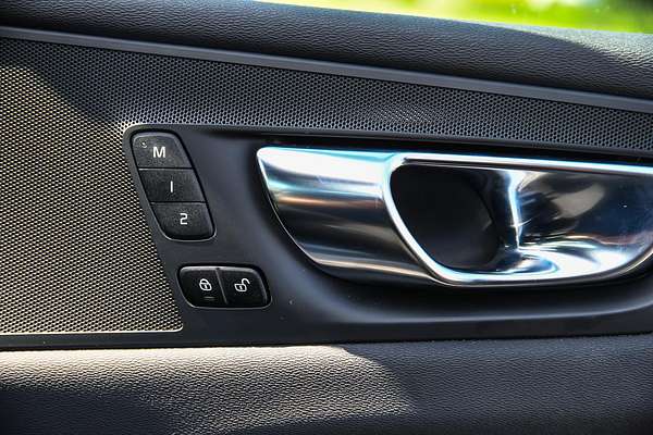 2021 Volvo XC60 B6 R-Design