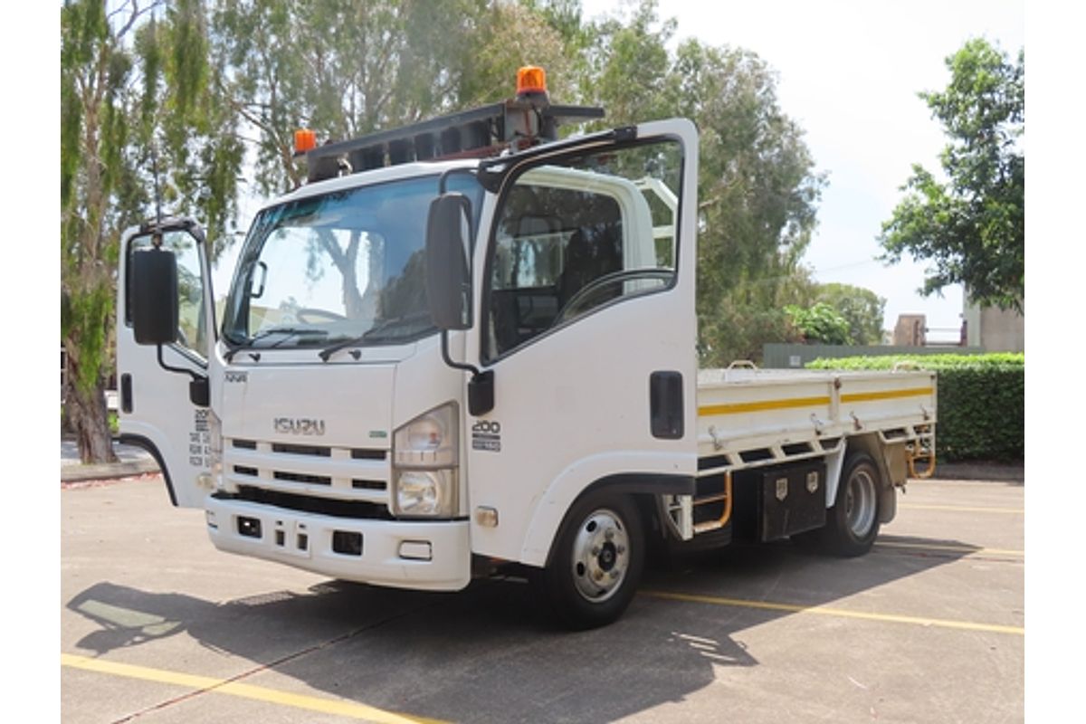 2011 Isuzu NNR 200