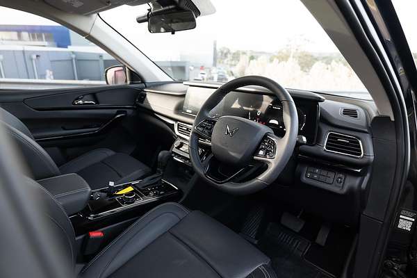 2025 Mahindra XUV700 AX7L
