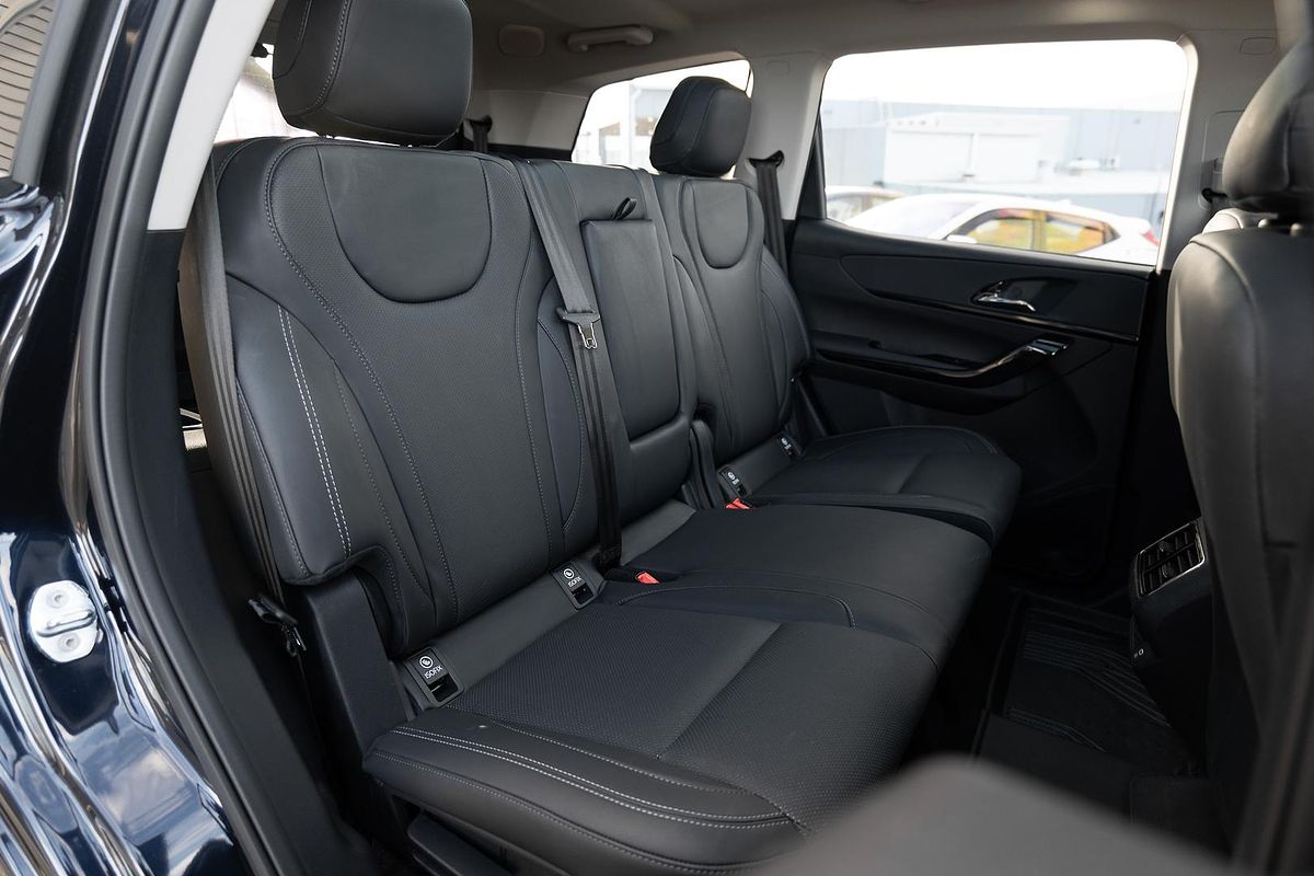 2025 Mahindra XUV700 AX7L