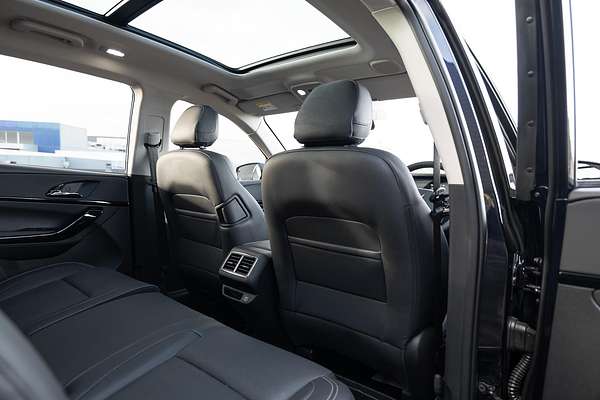 2025 Mahindra XUV700 AX7L