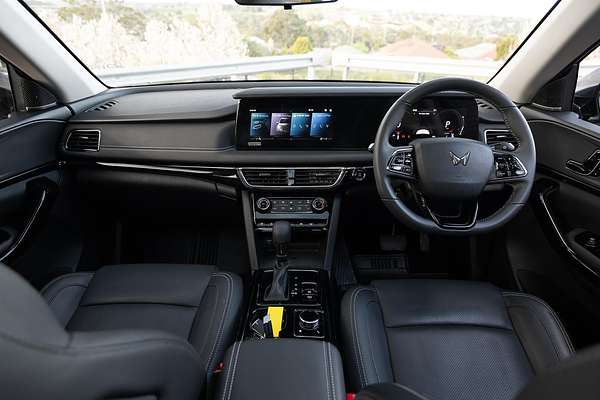 2025 Mahindra XUV700 AX7L
