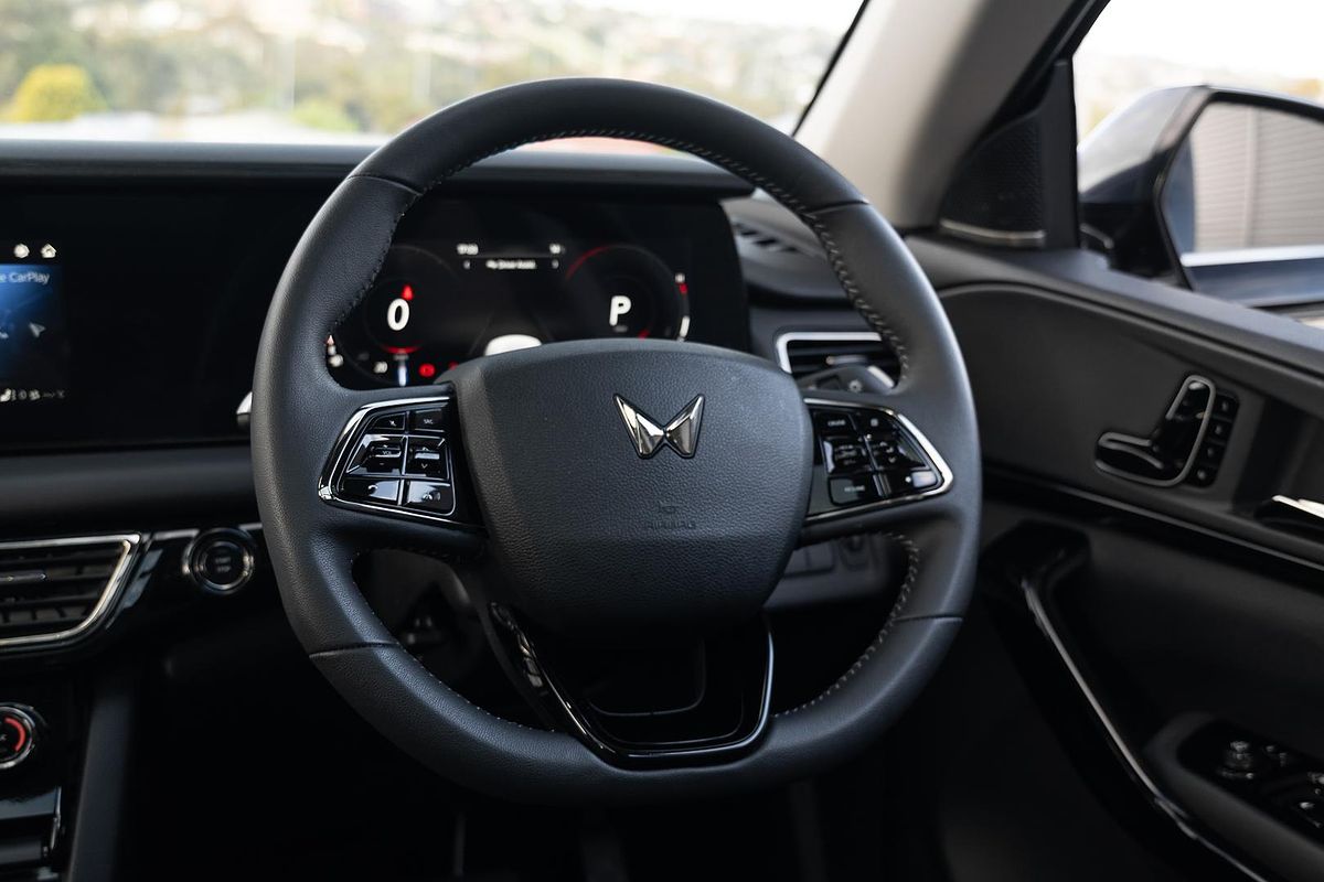 2025 Mahindra XUV700 AX7L