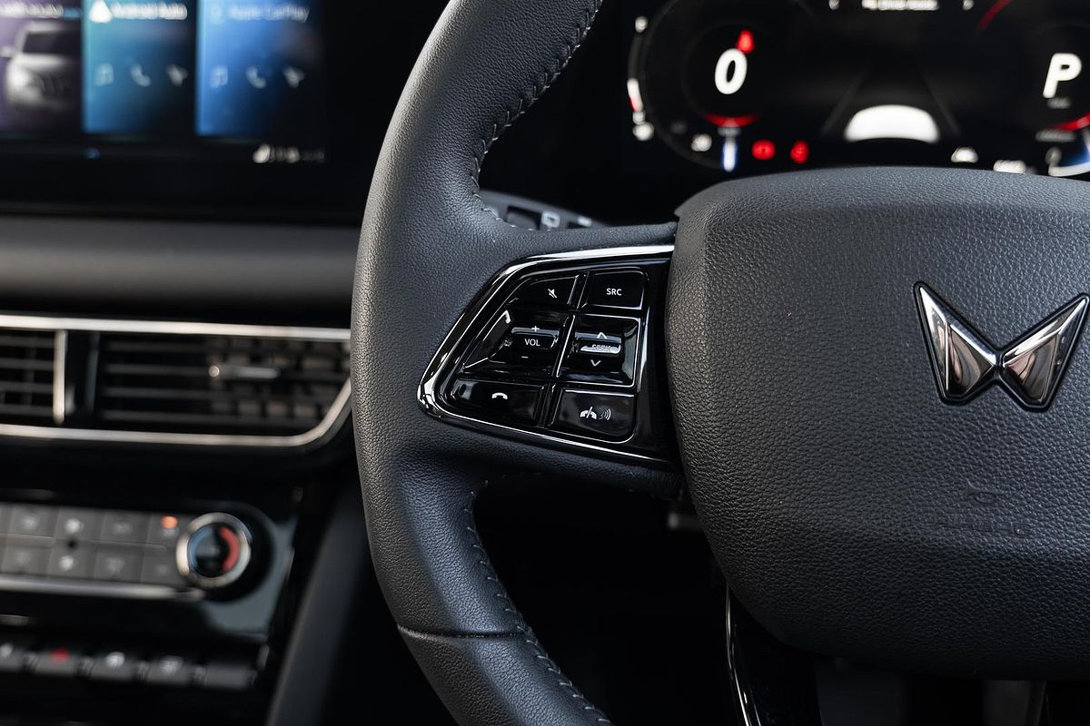 2025 Mahindra XUV700 AX7L