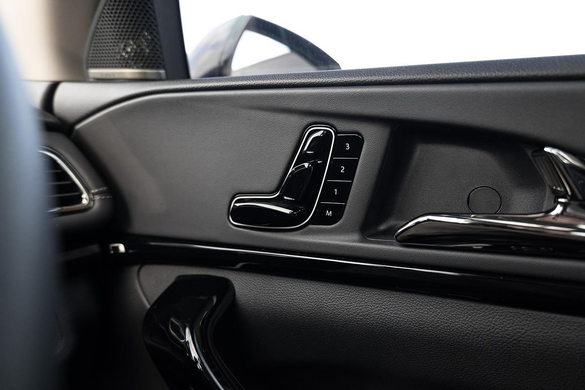 2025 Mahindra XUV700 AX7L