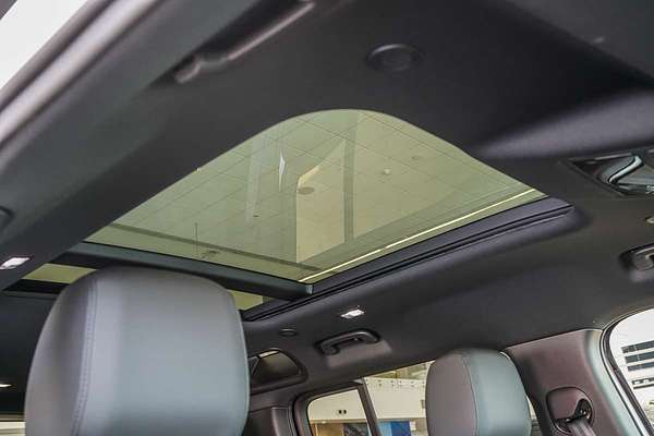 2024 Land Rover Defender 110 P400e X-Dynamic SE L663