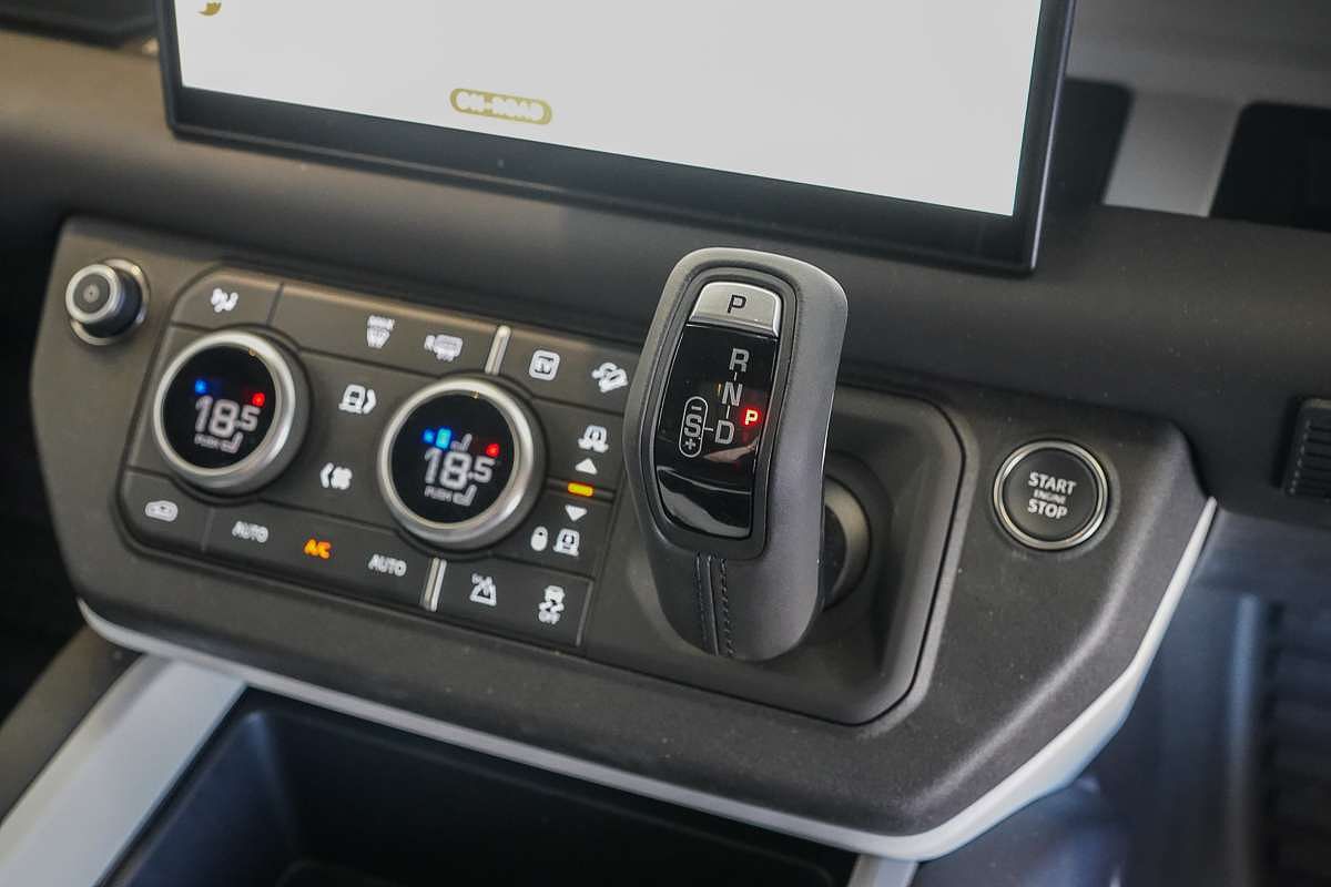 2024 Land Rover Defender 110 P400e X-Dynamic SE L663