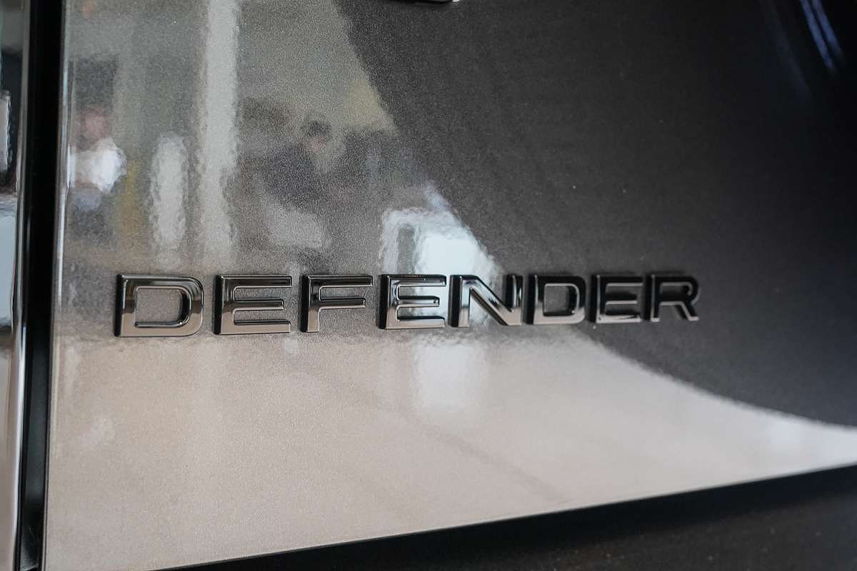 2025 Land Rover Defender 110 P400e X-Dynamic SE L663
