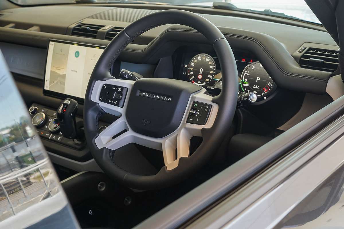2025 Land Rover Defender 110 P400e X-Dynamic SE L663
