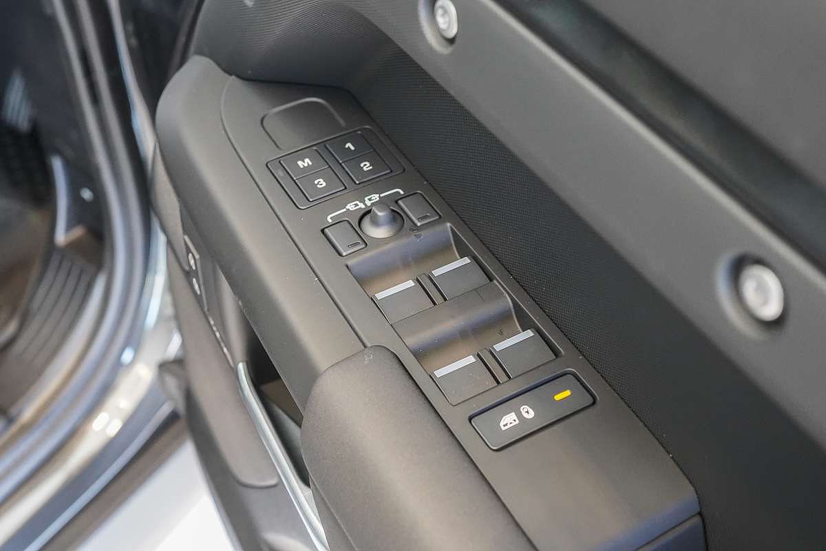 2025 Land Rover Defender 110 P400e X-Dynamic SE L663