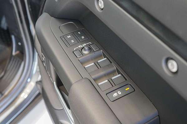 2025 Land Rover Defender 110 P400e X-Dynamic SE L663