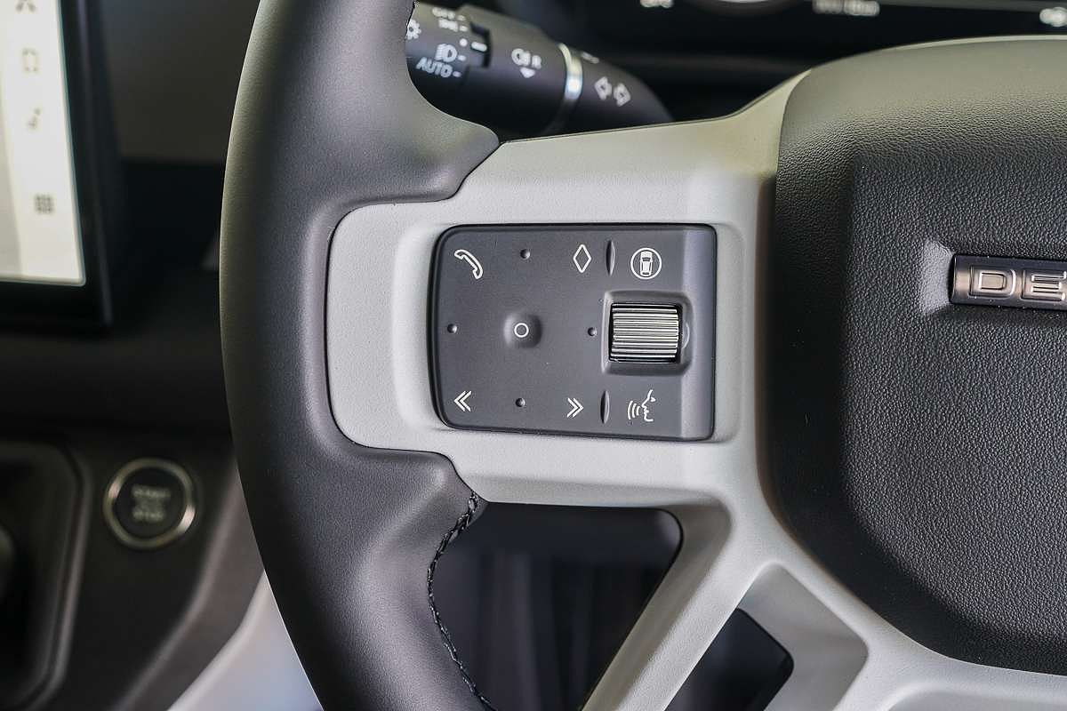 2025 Land Rover Defender 110 P400e X-Dynamic SE L663